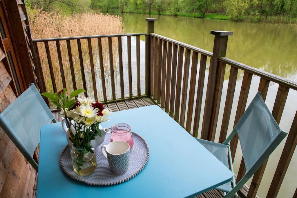 Lakeside Cabin On Stilts- 'Kingfisher' Villa Rous Lench Kültér fotó